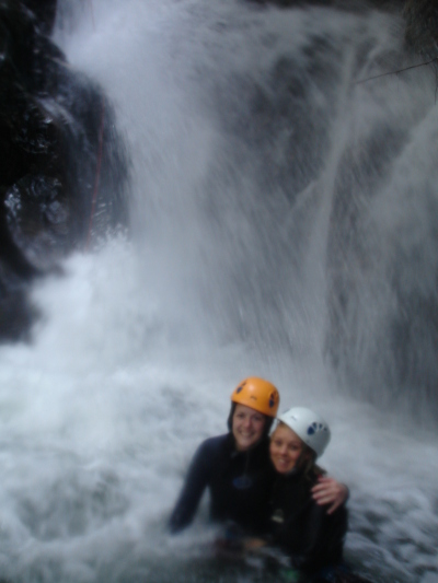 Jag och Frida vid andra stora vattenfallet vi skulle ta oss ner for...