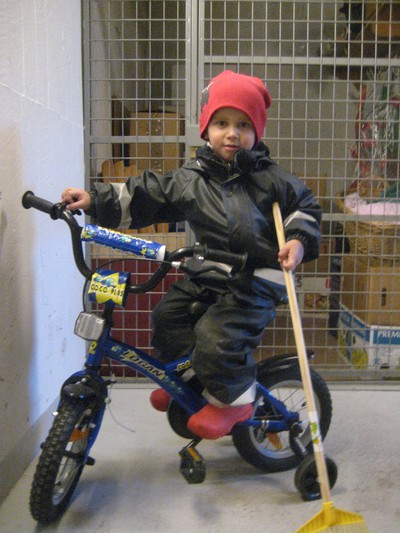 Noah testar cykeln