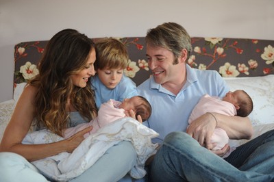 Första officiella familjefotot av Sarah Jessica Parker och Matthew Broderick, med tvillingdöttrarna Marion Loretta Elwell och Tabitha Hodge, födda 22 juni 2009.