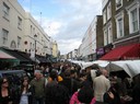 TJOCKT med folk på marknaden i Notting Hill.