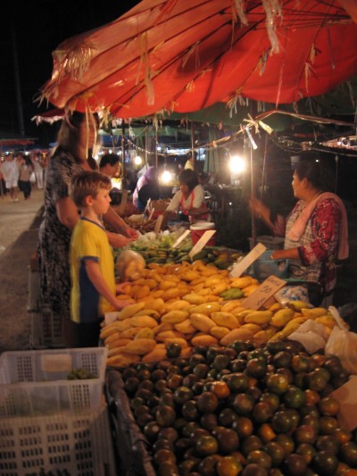 Marknad med mango i mängder