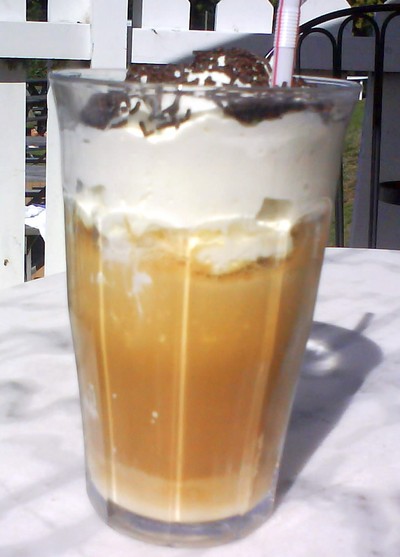 Latte, gjord med en kula glas i botten och mjukglass på toppen
