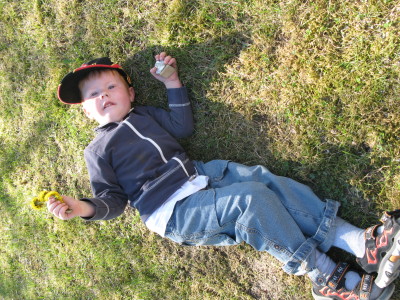 Elias vilar i gräset efter promenad