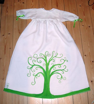 Dopklänning i Linne med livets träd målat i med grön textilfärg!