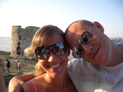 J och jag poserar framför en gammal borg...lägg märke till hur Karin och CC speglas i våra solglasögon...