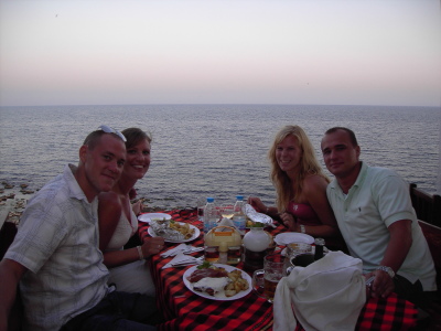 Romantisk candlelight dinner på en klippa som stupade rakt ner i havet!