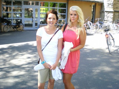 Anna & Jag utanför skolan:)