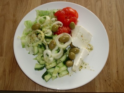 Sallad med tomat, gurka, olive, lök och fetaost.