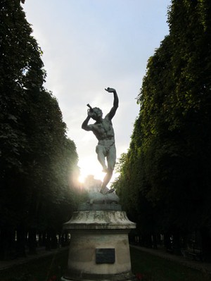 Staty i Luxembourg-trädgården  