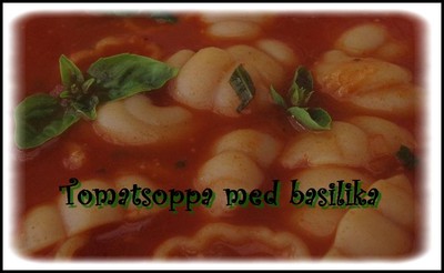 Tomatsoppa med pasta och basilika