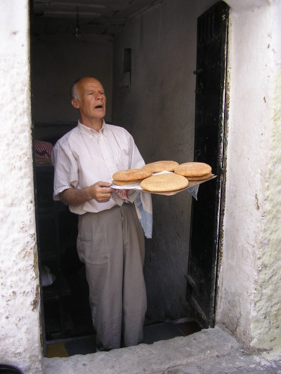 Marocko - man säljer bröd