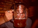 Ölgudarna log mot mig och gav mig det där stora glaset.