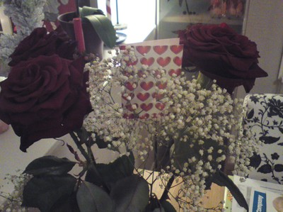 Idag var en jobbig dag. Men när jag kom hem hade min älskade köpt rosor till mig:)dagen blev bättre:)älskar dig
