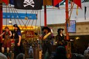 En piratshow inne på Navy Pier.