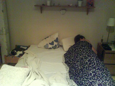 Selma & pappa sover sött i sina sängar
