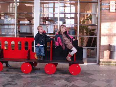 Linus & Klara på tågstationen i väntan på sthlmtåget