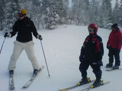 Olsson på skidor och lillkusin