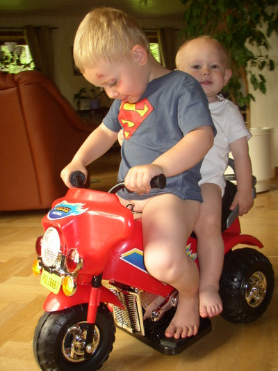 Jesper och Filip åker motorcykel