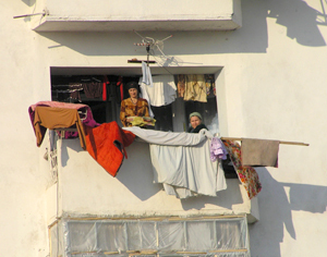 Kvinnor och tvätt på balkongen