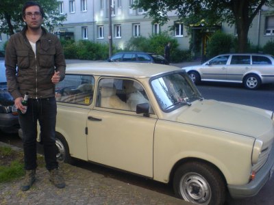 Berlinpic 2: ?l, Trabant och tummen upp