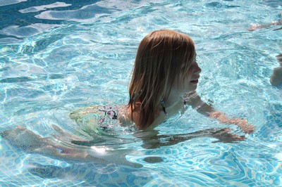 Sofia badar i sin pool