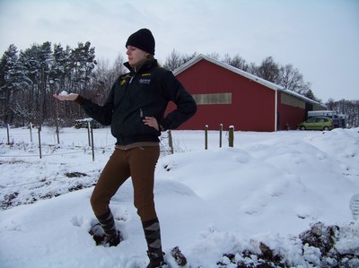 Pose in the snö