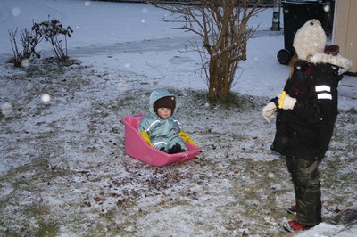 barnen fick bråttom ut när snön började falla.