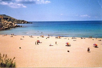 strandbild från Maltas nordligakust.