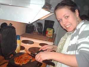 Emeli lagar mat :) Duktig tjej! haha