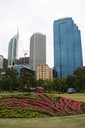 Park med Perth city i bakgrunden