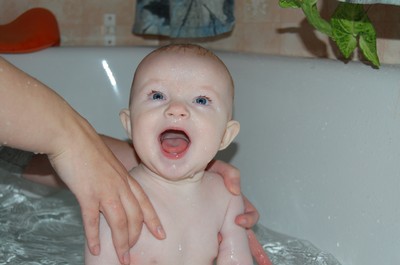 Såhär glad blir hon av att bada i mormor o morfars badkar!