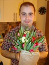 André posar med blommorna han fick av mig!