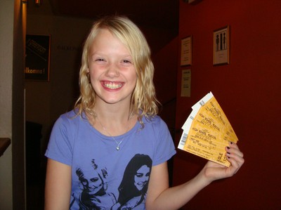 EN lyckalig tjej med tre biljetter - på tredje raden! :]