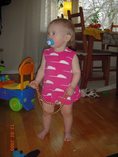 den här klänningen fick hon när hon var typ 4 månader av oss, nu börjar den bli i kortaste laget=)