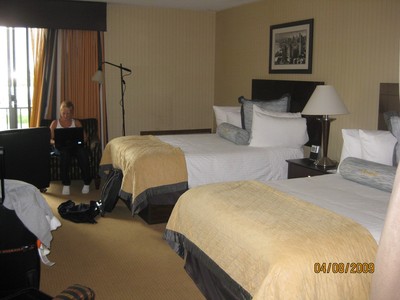 vårat hotell rum, och amanda med sin dator i knät :)