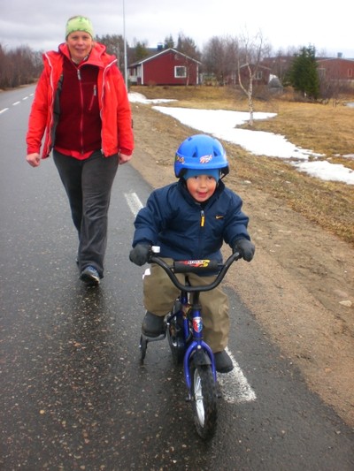 Pääri är såå suktig på att cykla :D  Snälla Ulrika i Bakrunden :)